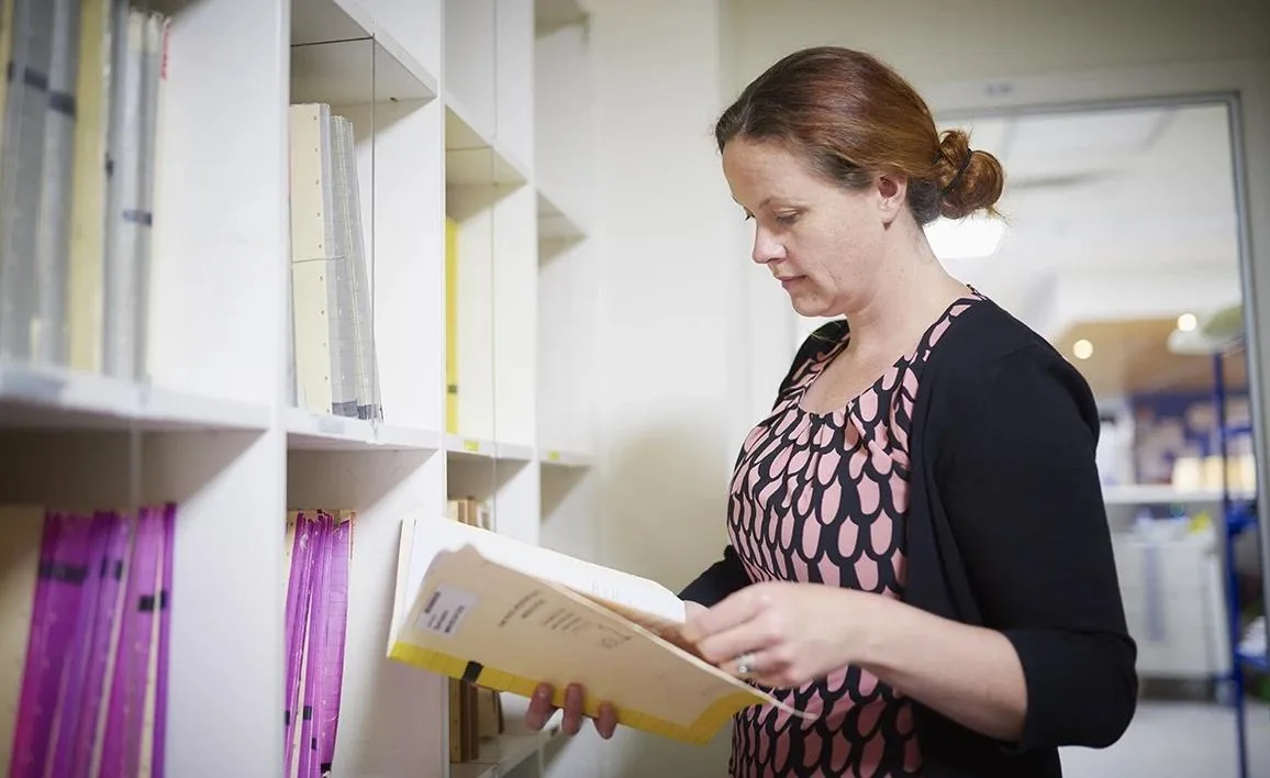 Clinical research environment with reference materials
